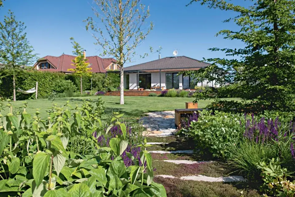 Dům, trávník a trvalkový záhon