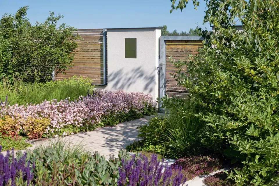 Rozkvetlá předzahrádka