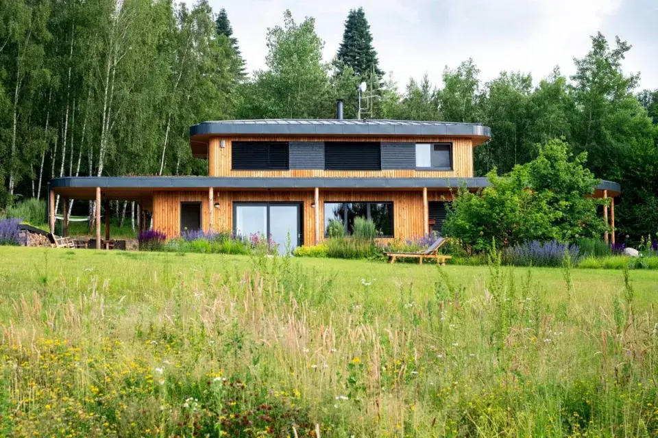 Dřevostavba v krajině
