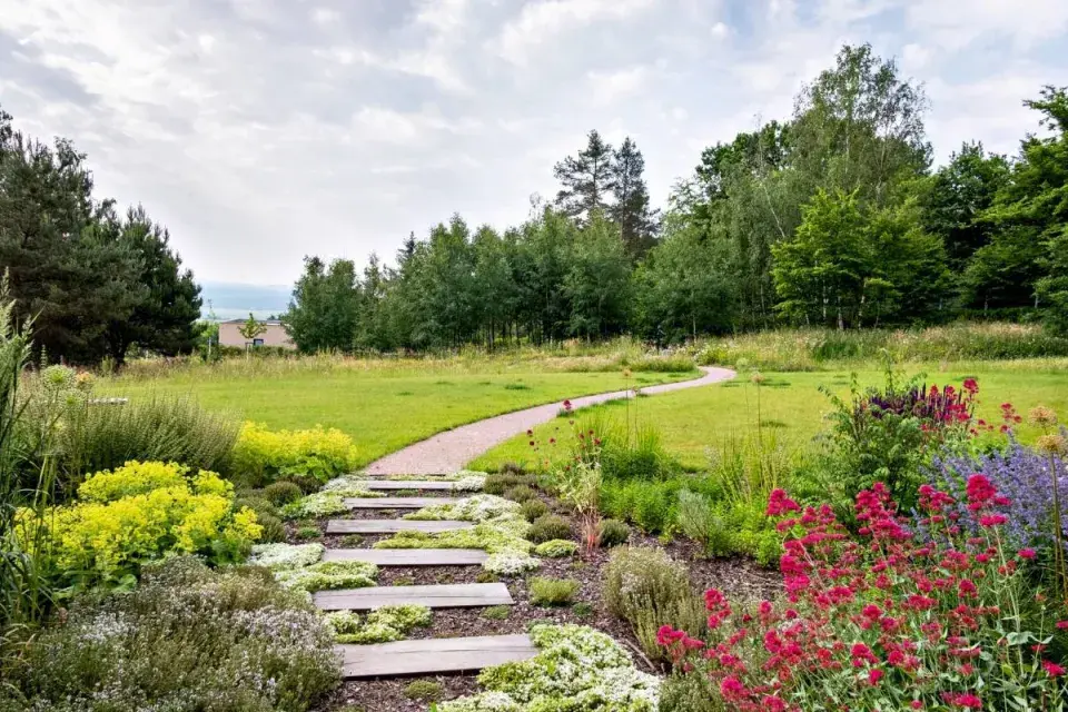 Nášlapné desky v trvalkovém záhonu