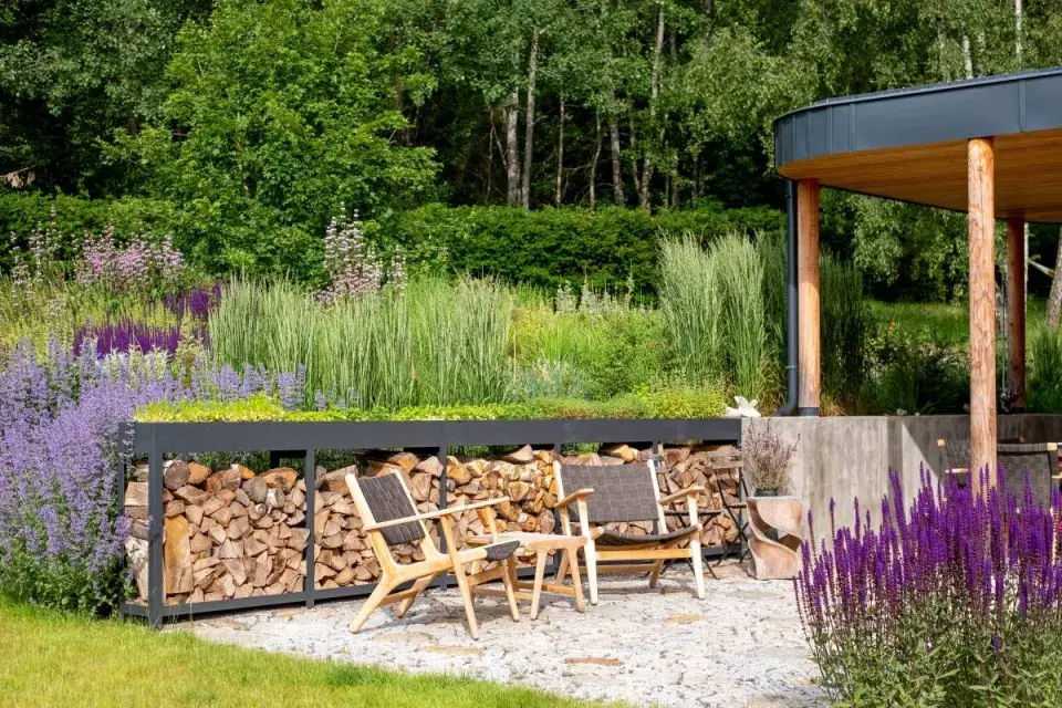 Dřevník a zídka zároveň