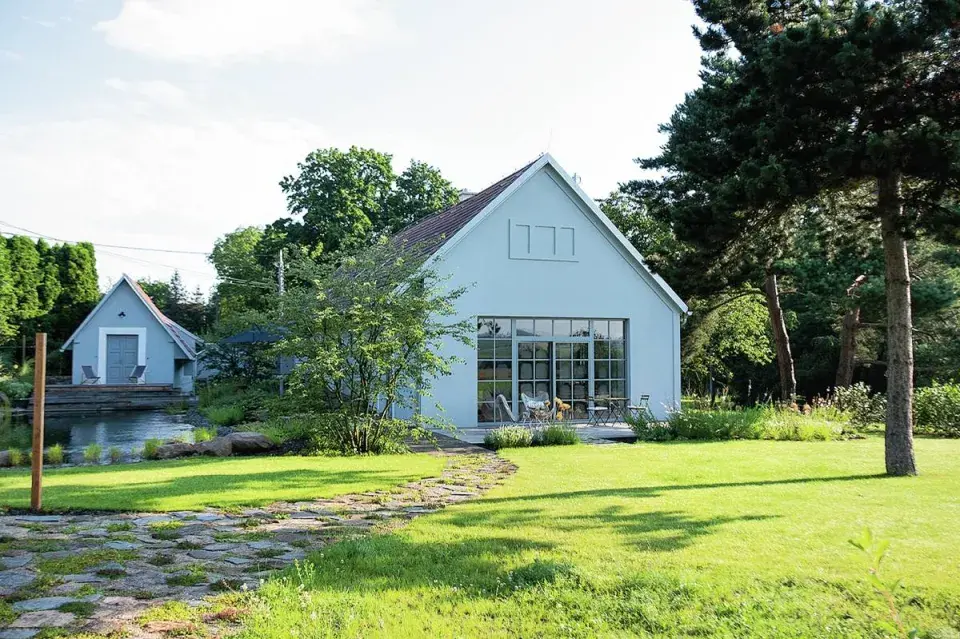 Celkový pohled na dům i domek pro hosty