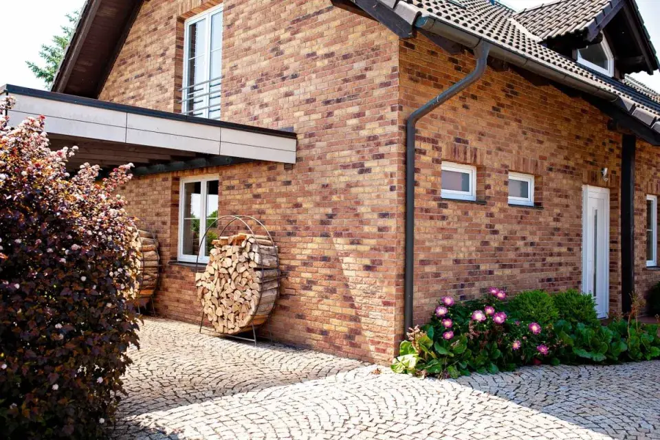 Dům z tmavých cihel
