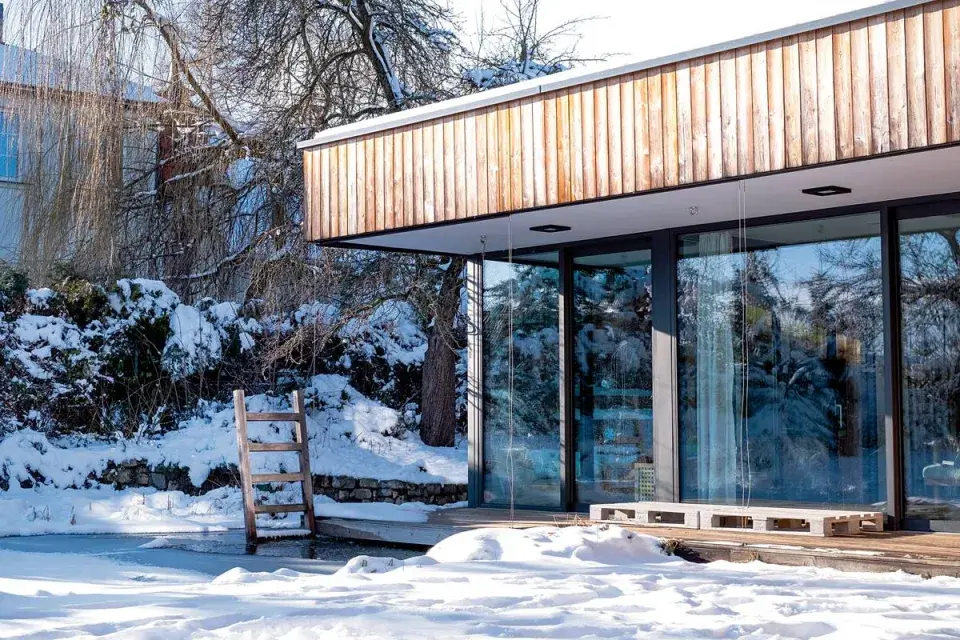 Koupací jezírko u terasy domu