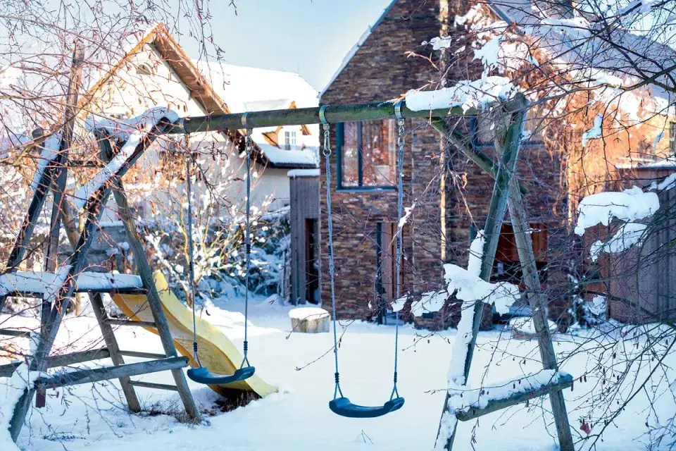 Houpačky a skluzavka na zahradě