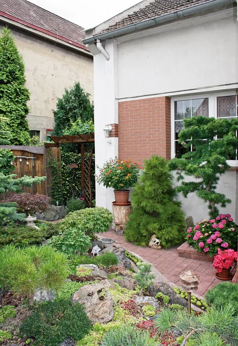 Dům a zahrada s bonsajemi