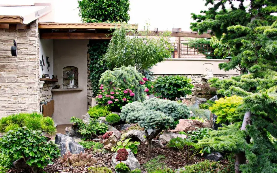 Bonsajová zahrádka a růžová hortenzie u domu