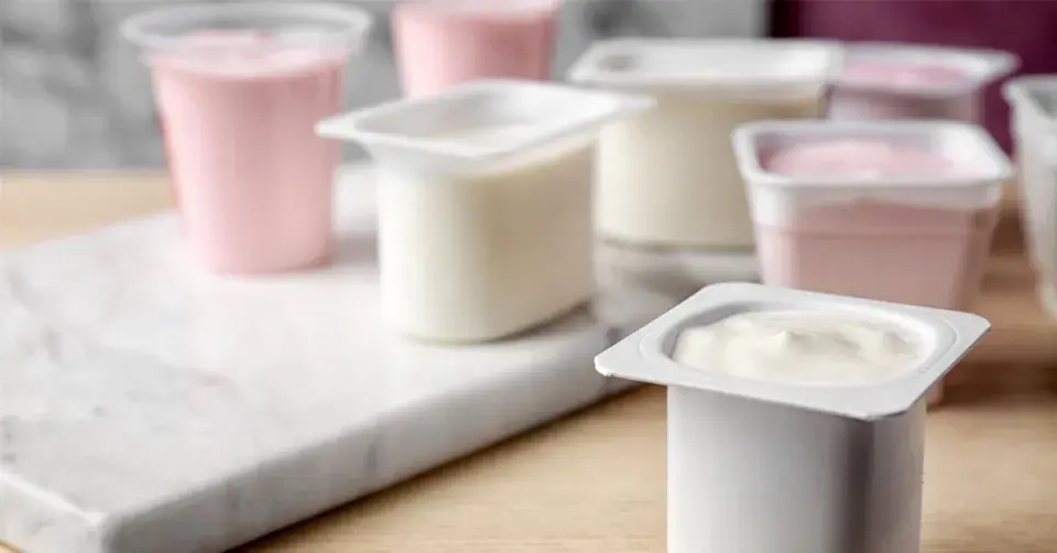 Kelímky s jogurtem