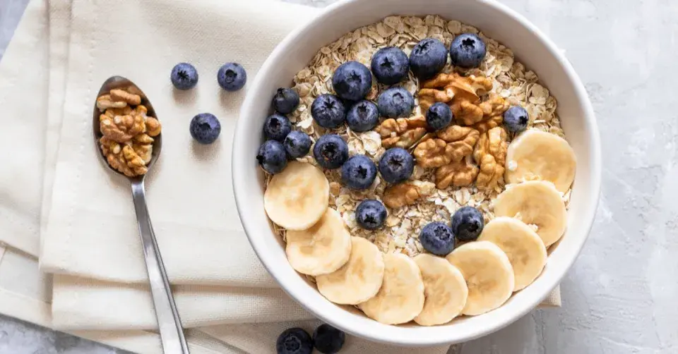 Ovecné vločky s ořechy, borůvkami a banánem