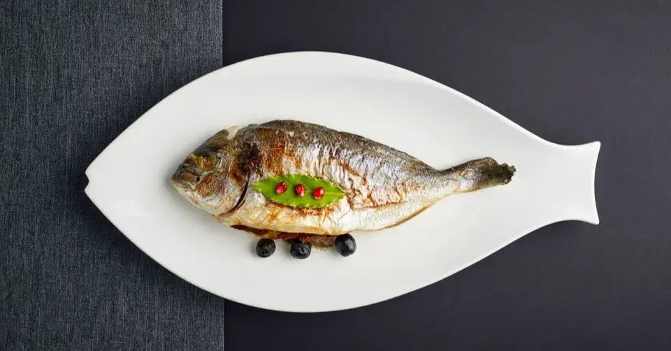 Ryba na talíři ve tvaru ryby