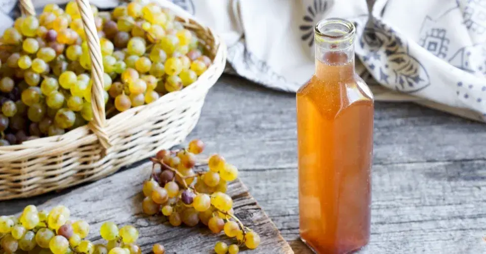 Vinný ocet v láhvi