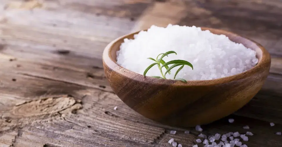 Mořská sůl v dřevěné misce