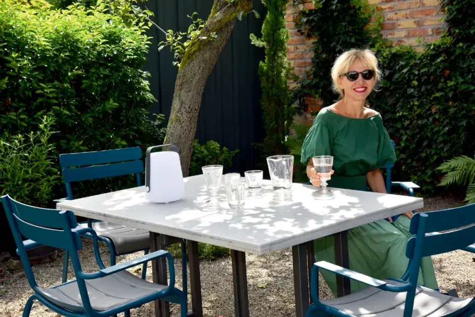 Monika White ve své zahradě