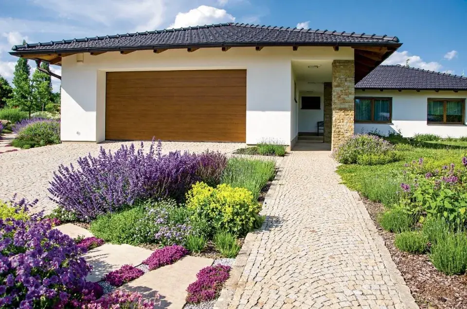 Výsadba u příjezdové plochy