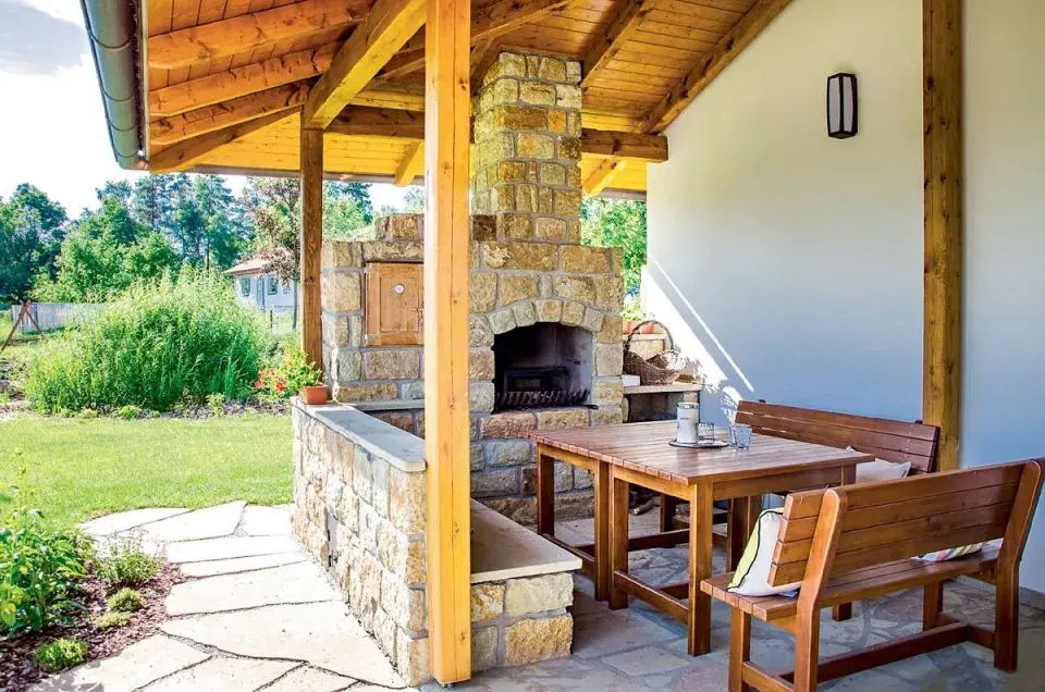 Venkovní kryté sezení s krbem