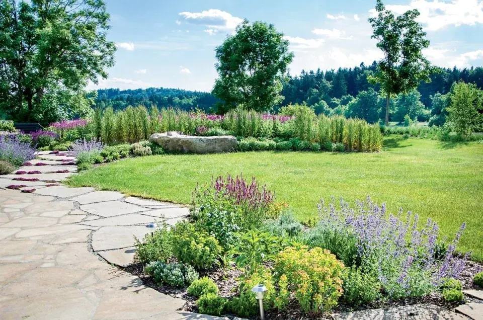 Chodník, trávník a trvalkové záhony