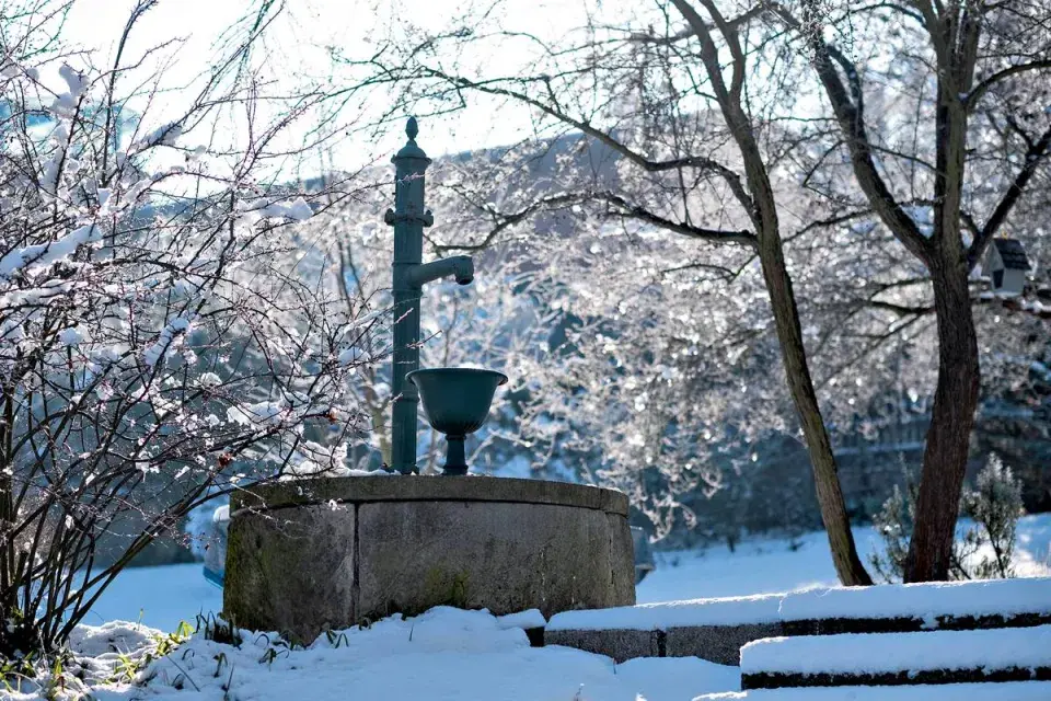 Studna s pumpou na zahradě