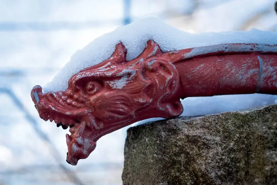 Červený secesní chrlič