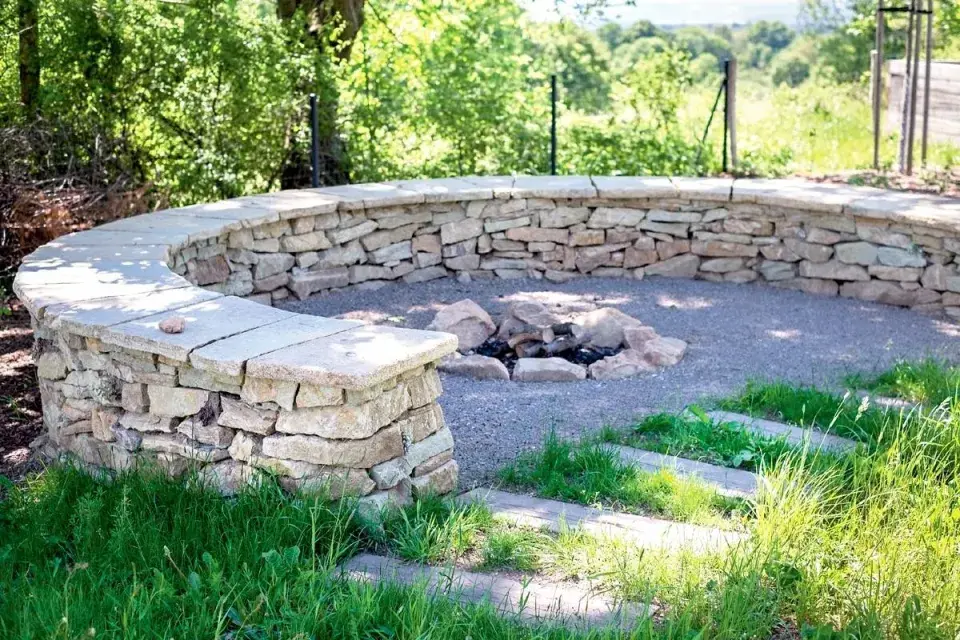 Ohniště a kamenná zídka