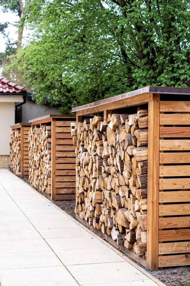 Dřevníky a clona zároveň