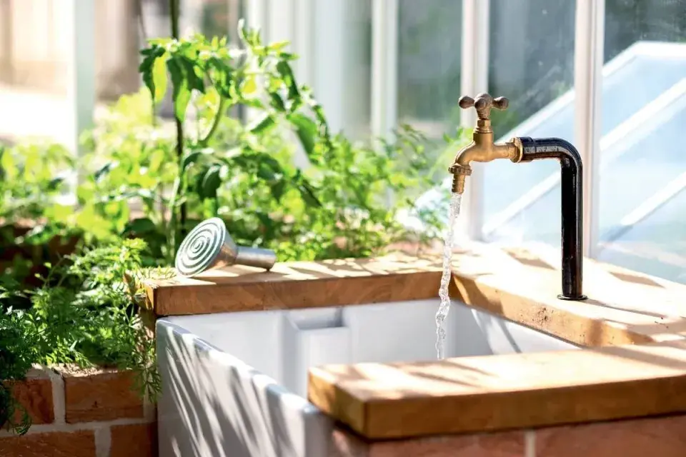 Umyvadlo ve skleníku