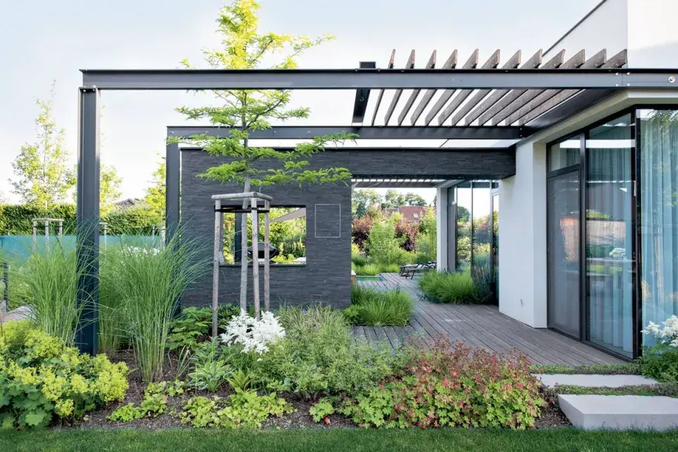 Terasa a trvalkové záhony