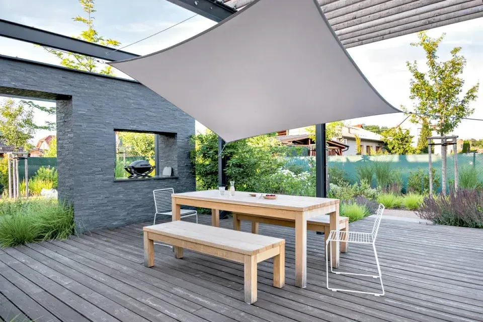 Terasa krytá sluneční plachtou