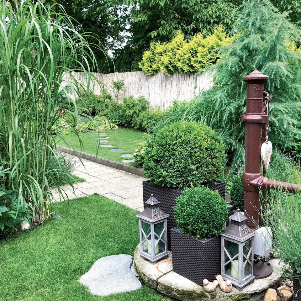 Studna s pumpou na zahradě