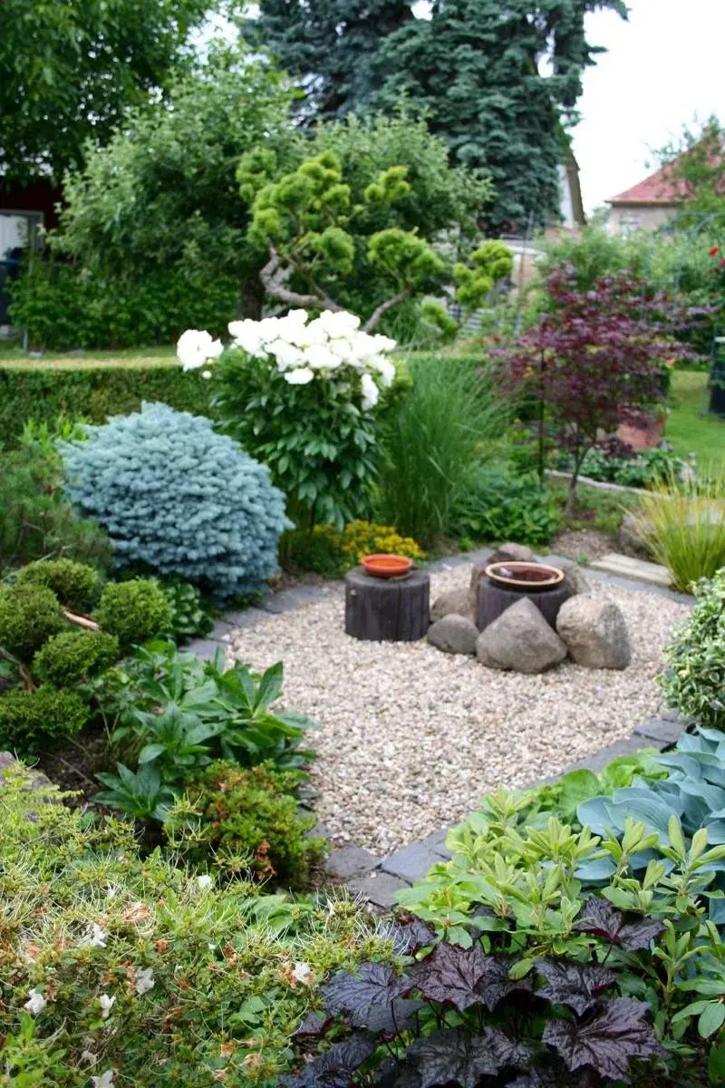 Štěrková plocha s ptáčím pítkem