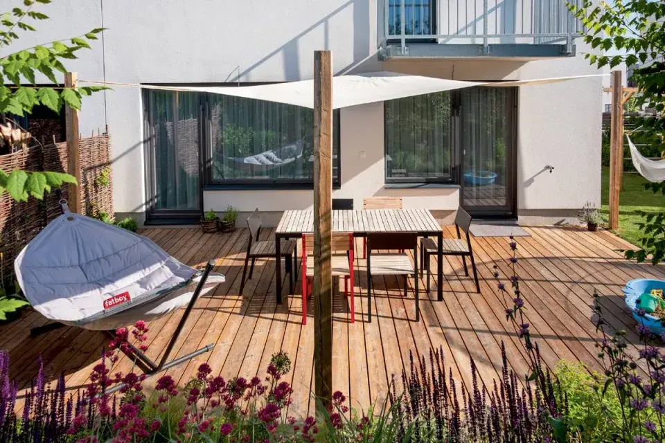 Terasa pod sluneční plachtou