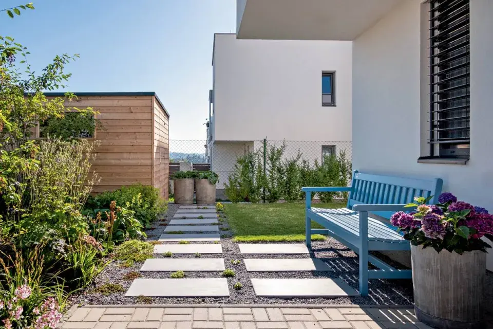 Cesta z nášlapných dlaždic