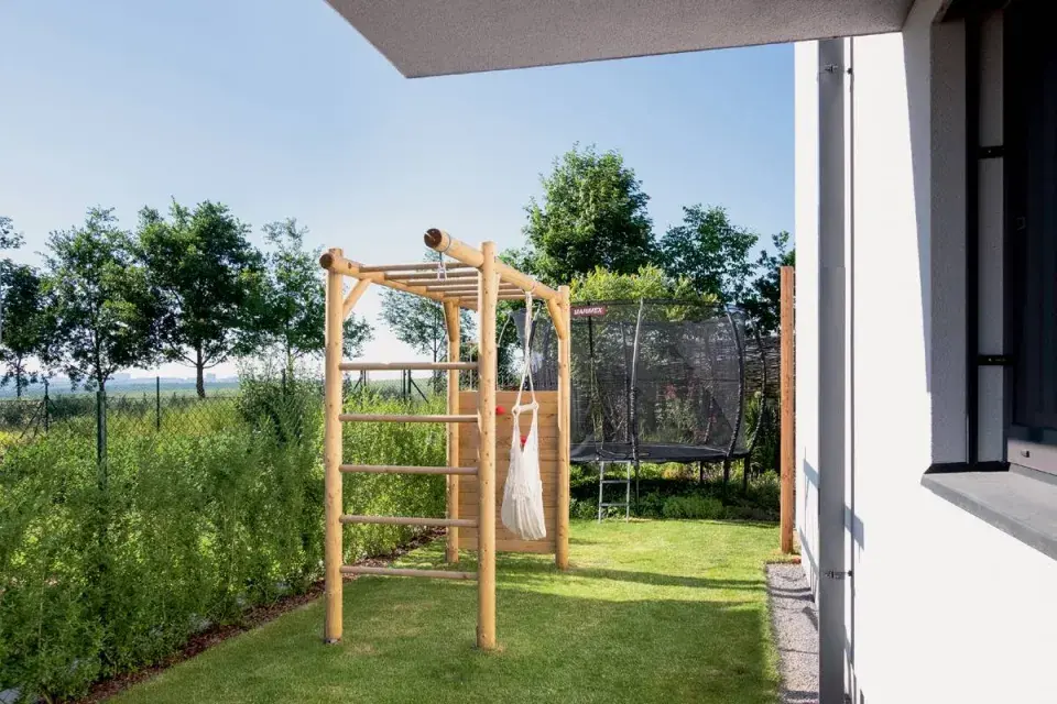 Víceúčelový herní prvek na trávníku