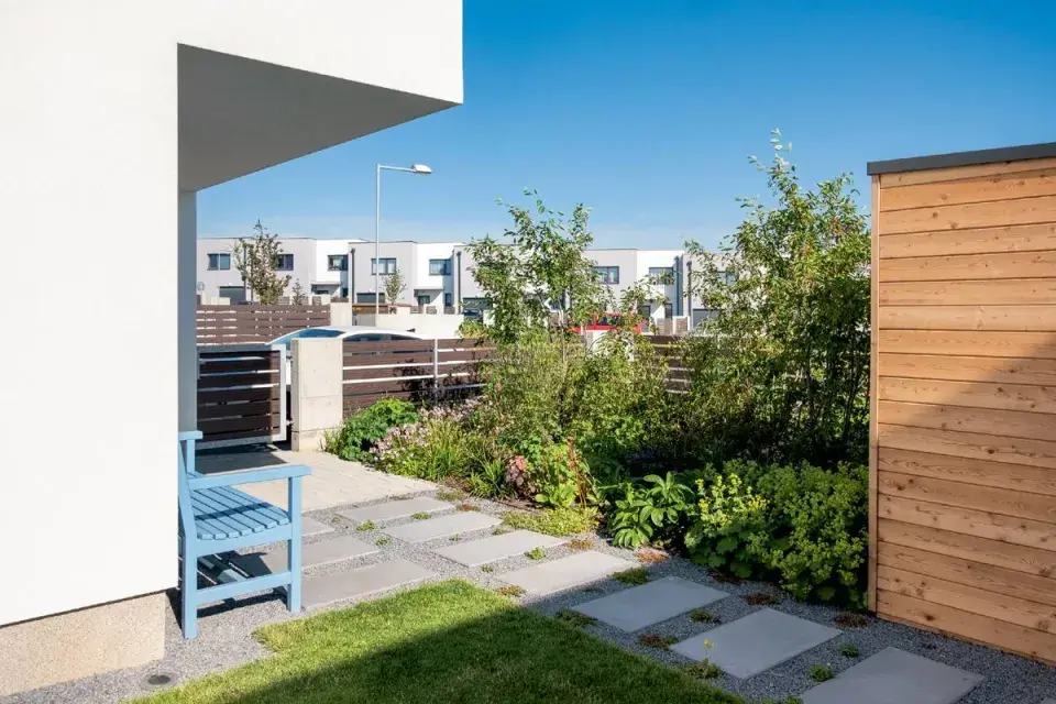 Zahradní domek a výsadba u plotu