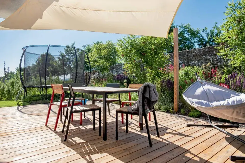 Stůl a židle na terase