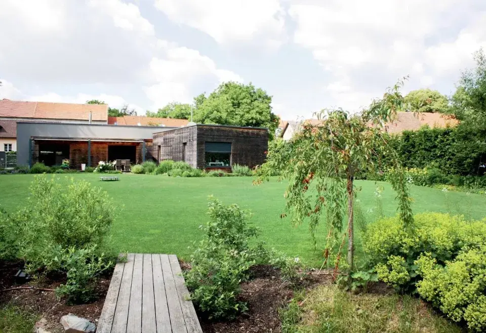 Pohled z lávky na dům