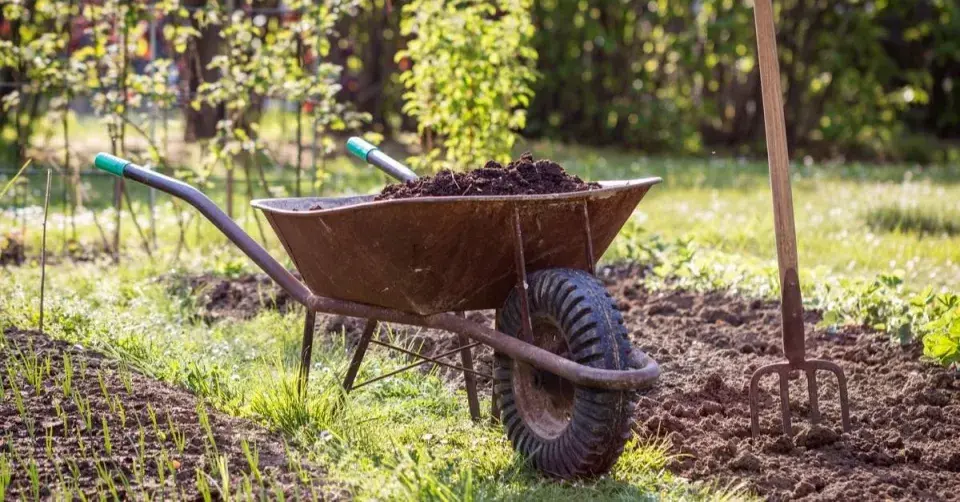 Zahradní kolečko s kompostem