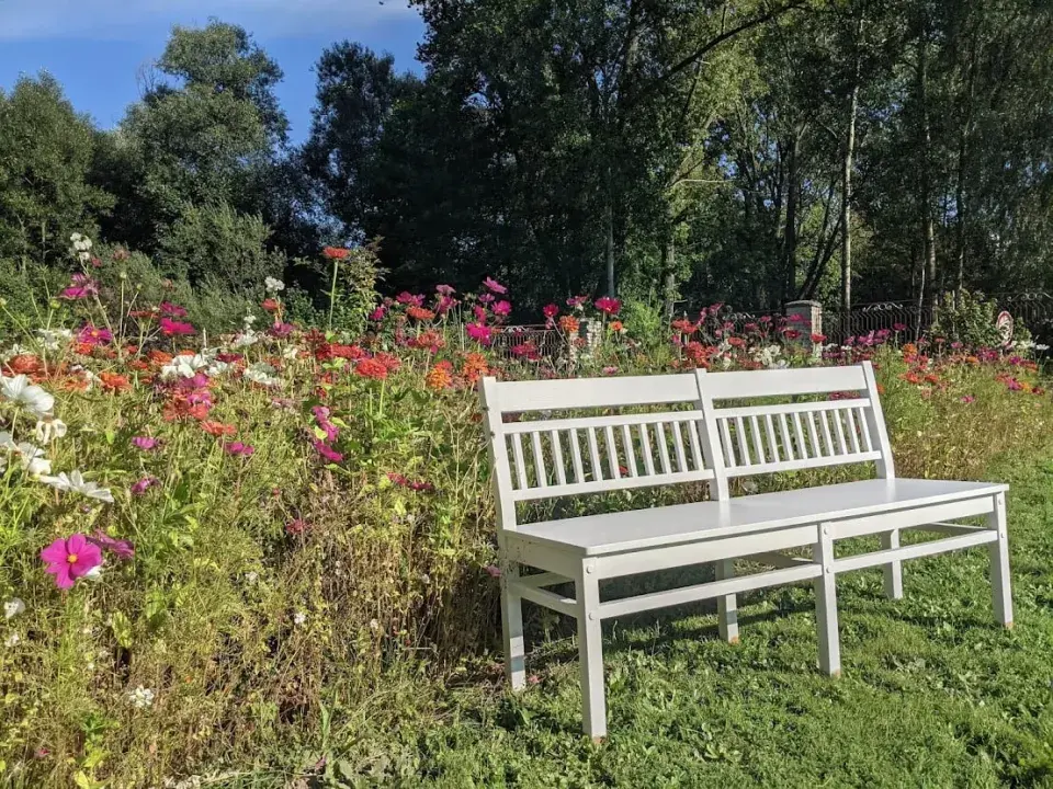 Zahrada U Konipáska posezení lavička