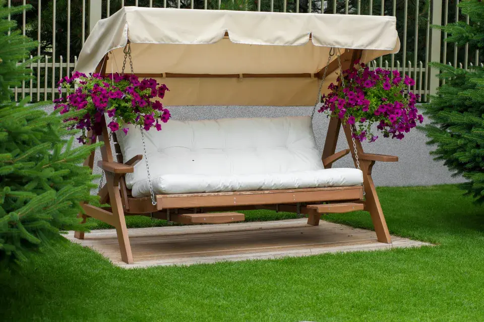 Zahradní dřevěná houpačka