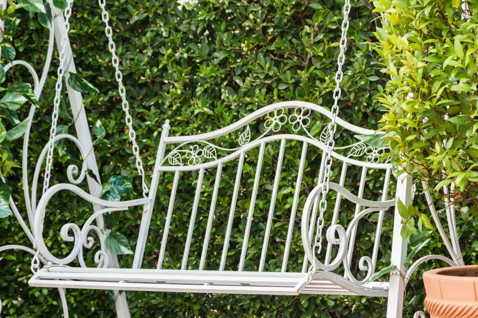 Zahradní kovová houpačka