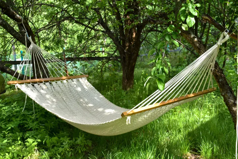Houpací síť na zahradě