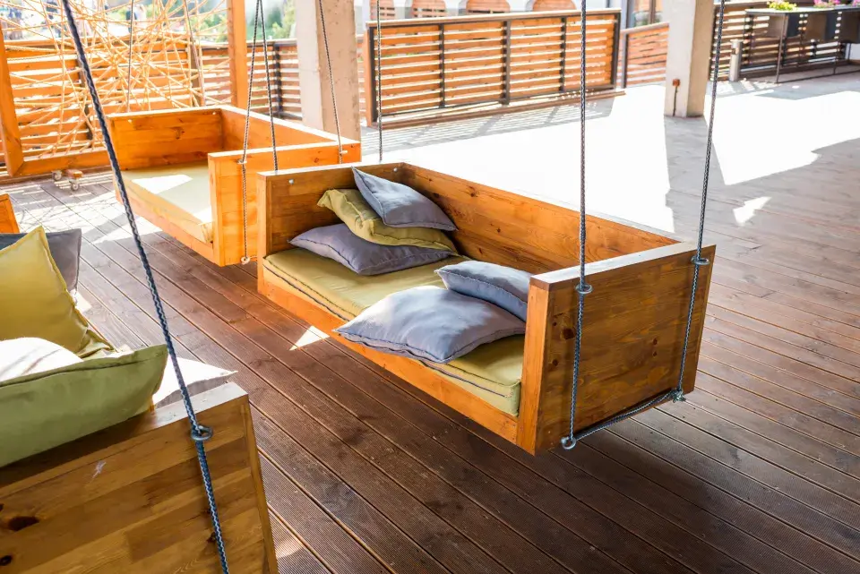Dřevěná závěsná houpačka