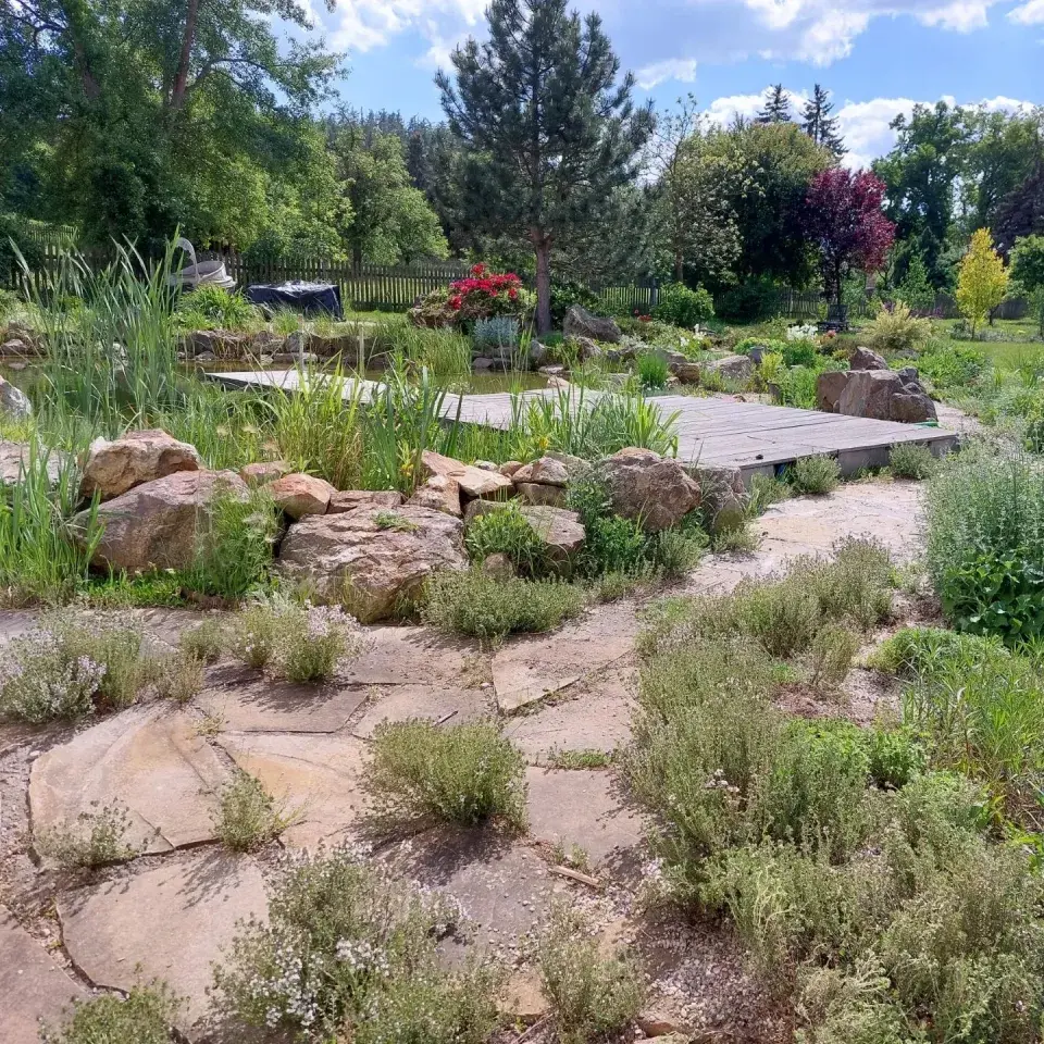 Šlapáky v zahradě