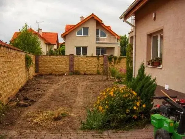 Pozemek se strženým trávníkem