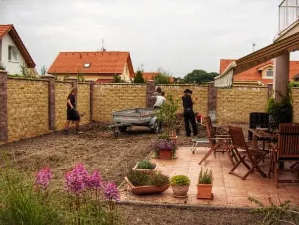 Zahrada se strženým trávníkem