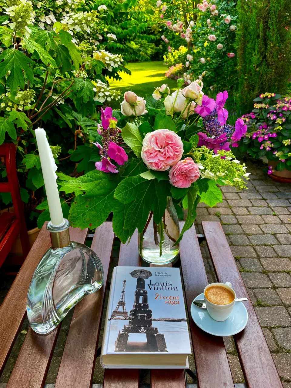 Zahradní stůl s vázou a kyticí