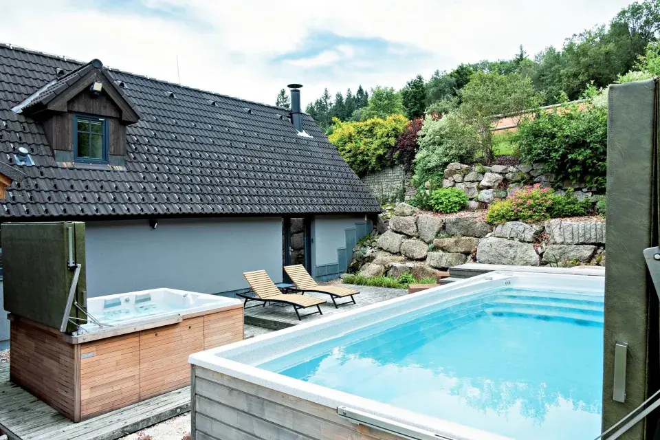 Bazén a vířivka na terase
