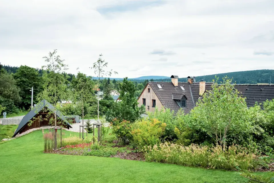 Rozlehlý trávník a trvalkové záhony