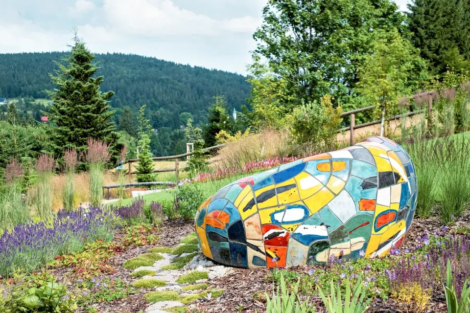 Barevná plastika v zahradě