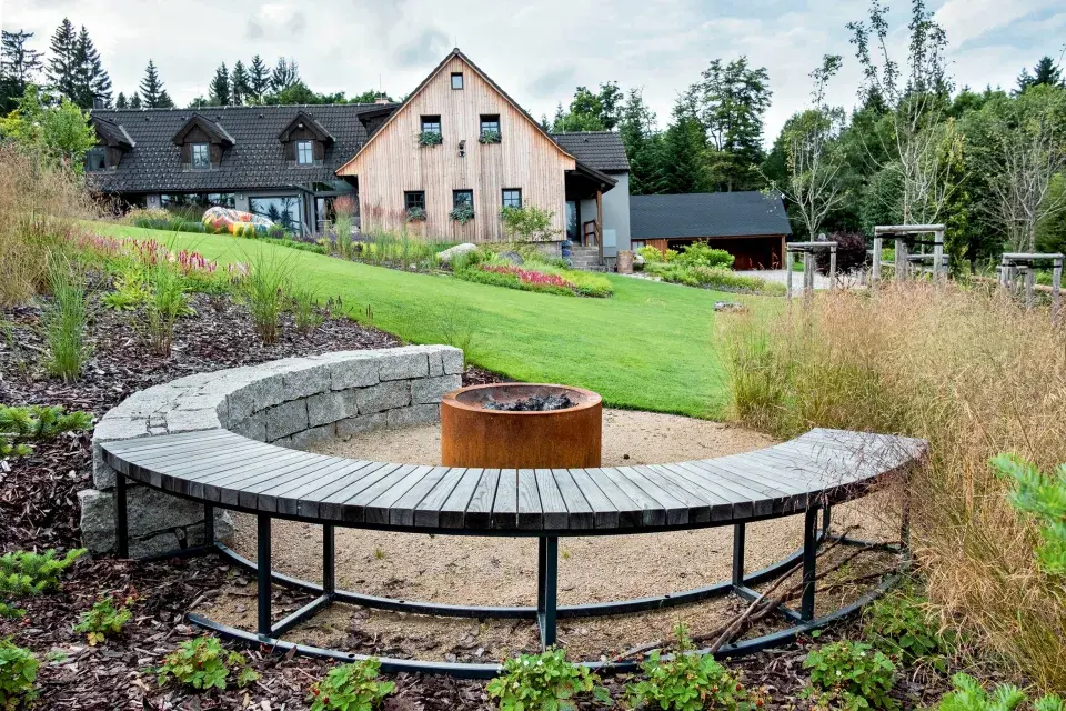 Mlatová plocha s ohništěm