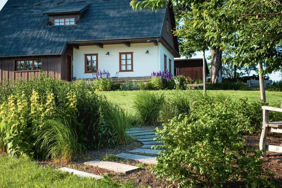 Mulčovaný záhon před chalupou